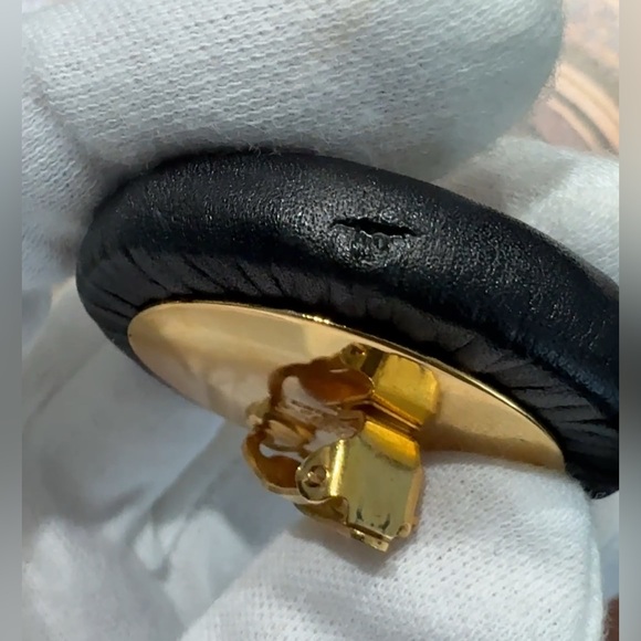 HUGE 24K gold plated CHANEL vintage leather clip on earrings - Picture 10 of 11